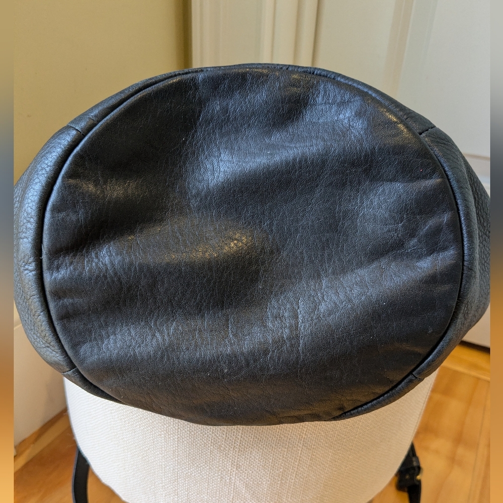MADEWELL | Convertible Black Leather Crossbody Bucket Bag With Drawstring - Picture 6 of 7